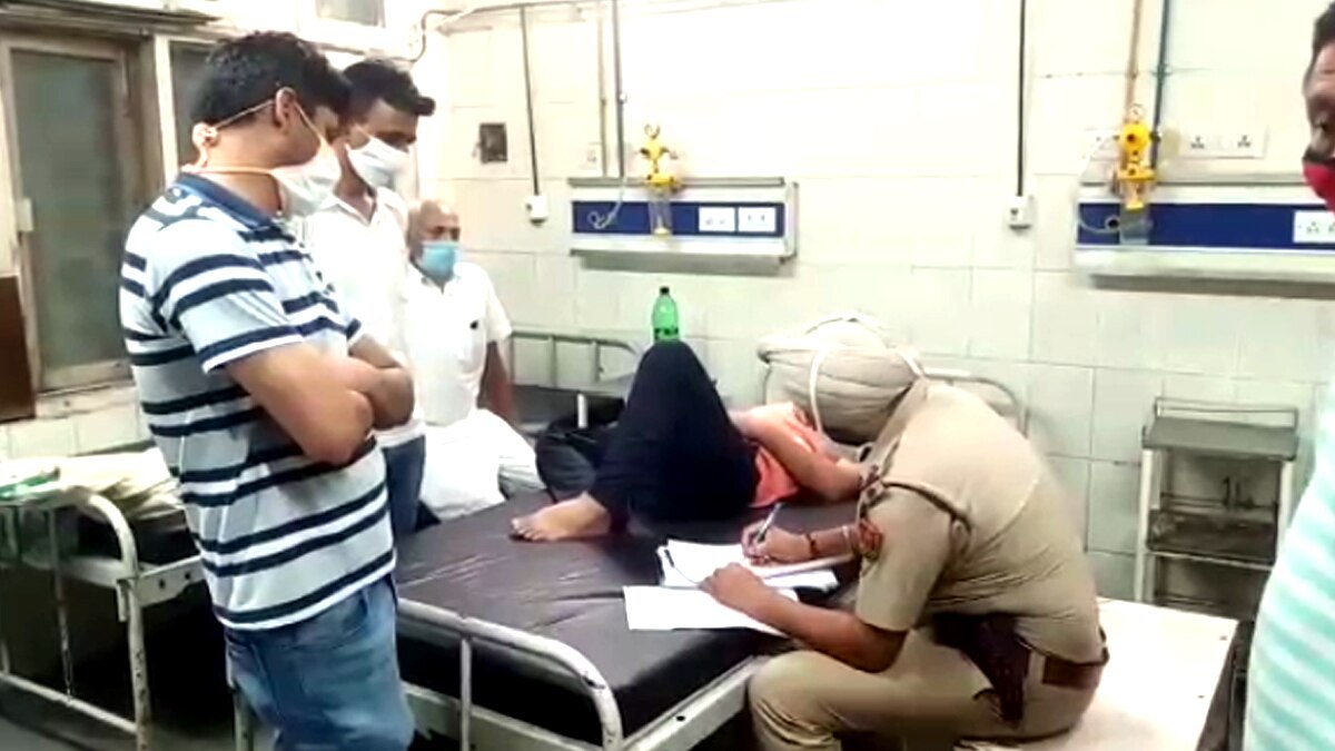 मरीज से पूछताछ करती पुलिस.