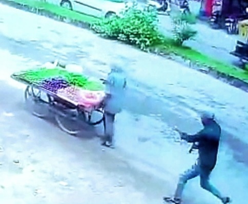 शोरूम में बैठे व्यापारी की हुई थी गोली मारकर हत्या.