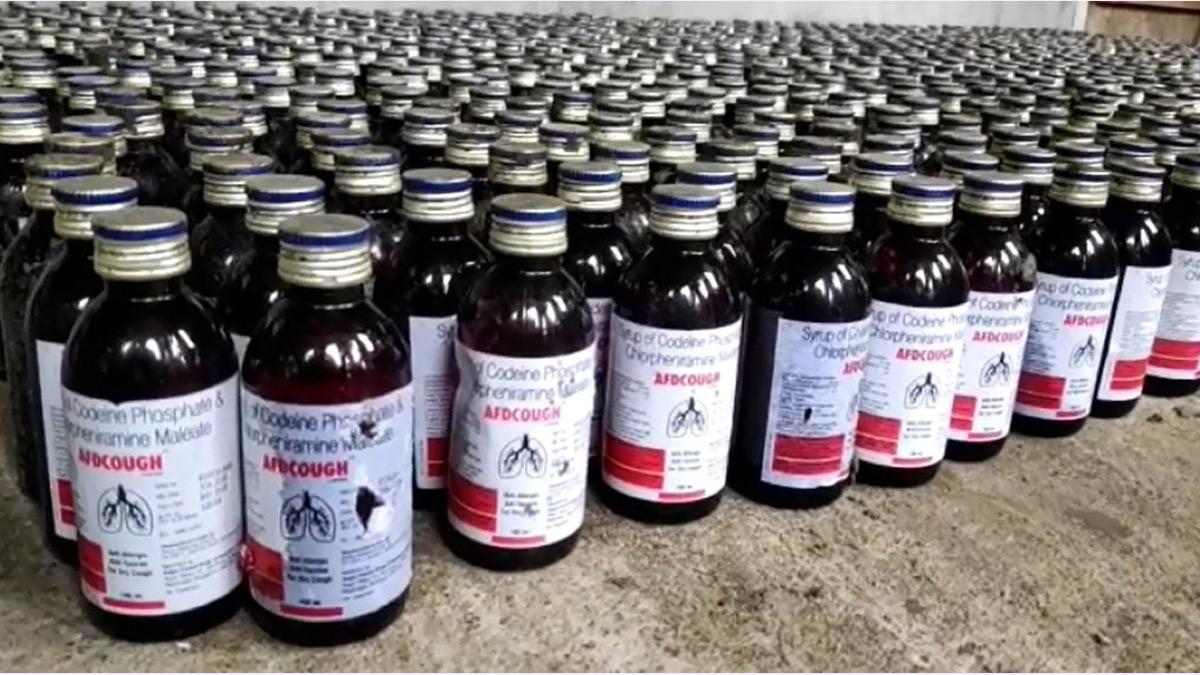 घर से जगह -जगह कफ सिरप की बोतल में ड्रग्स छिपाकर रखे गए थे. 