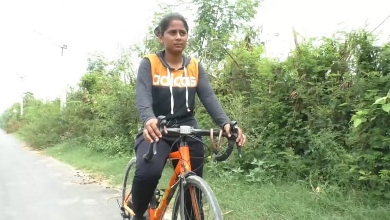 साइकिलिस्ट बेटी जीत चुकी है कई मेडल, गरीबी में लगाई मदद की गुहार