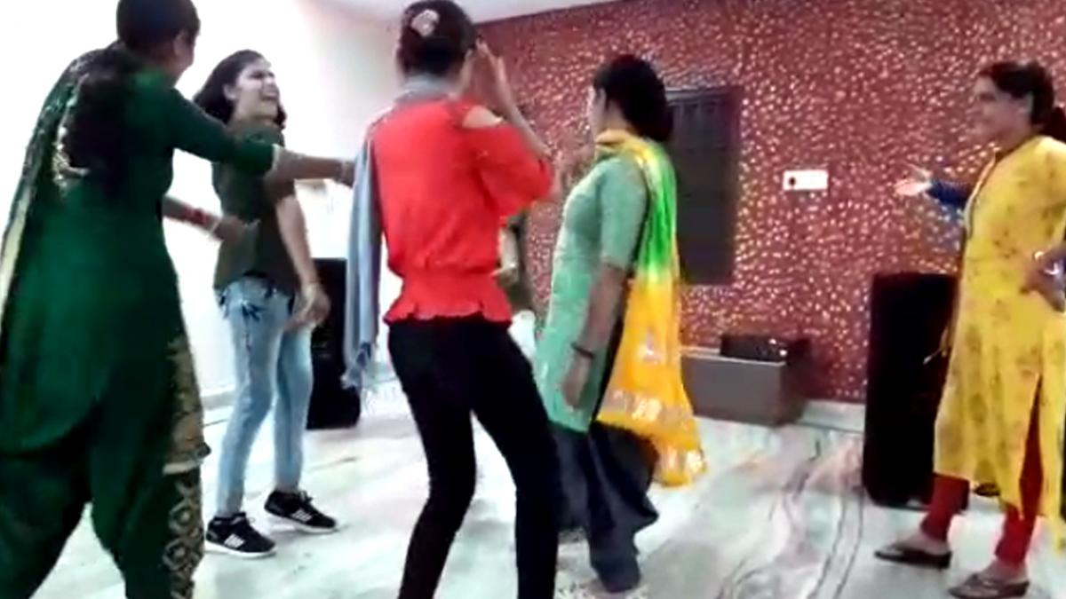 महिला प्रहरियों का डांस