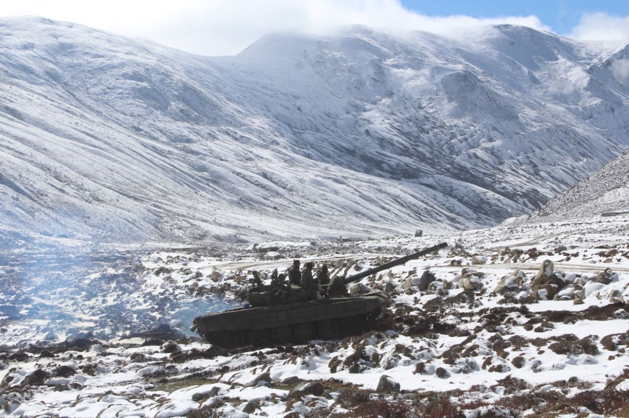 चीन ने LAC पर लगाए T-15 टैंक, क्या T-90 के आगे टिक पाएगा ये हथियार?