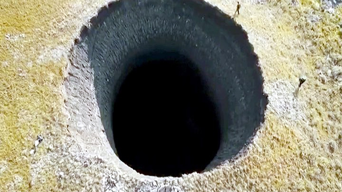 165 Feet deep crater in Russian Arctic Tundra