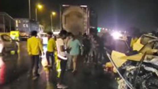 हाइवे पर टकराकर चकनाचूर हो गईं दो कारें, अंदर फंस गए लोग, Photos