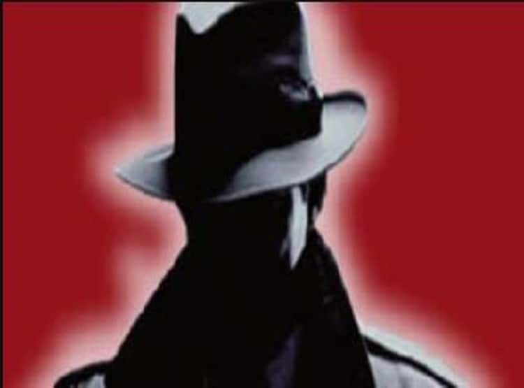 स्कूल फीस जमा करने के लिए लड़की ने चुरा लिया मोबाइल और फिर...