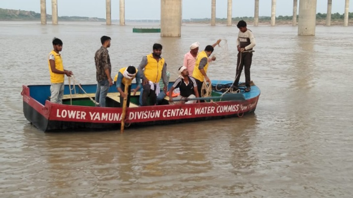  पुलिस प्रशासन के स्पेशल गोताखोरों को भी बुलाया.