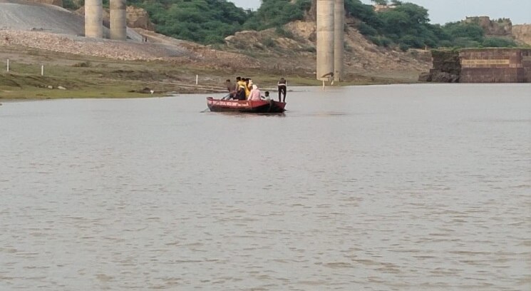 चंबल नदी अभी खतरे के निशान से ऊपर बह रही.