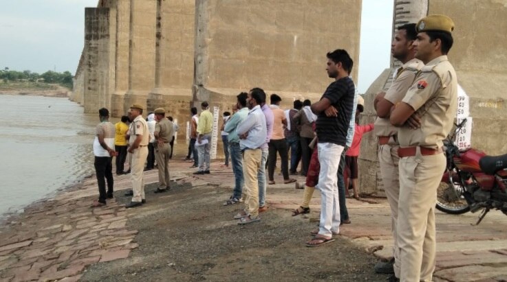 दोनों दोस्त चंबल नदी के गहरे पानी में डूबे.