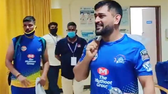 संन्यास के बाद धोनी और रैना ने एक दूसरे को यूं लगाया गले, Photos