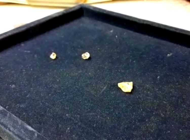 मजदूर की चमकी किस्मत, पानी से साफ की मिट्टी तो मिले लाखों के हीरे