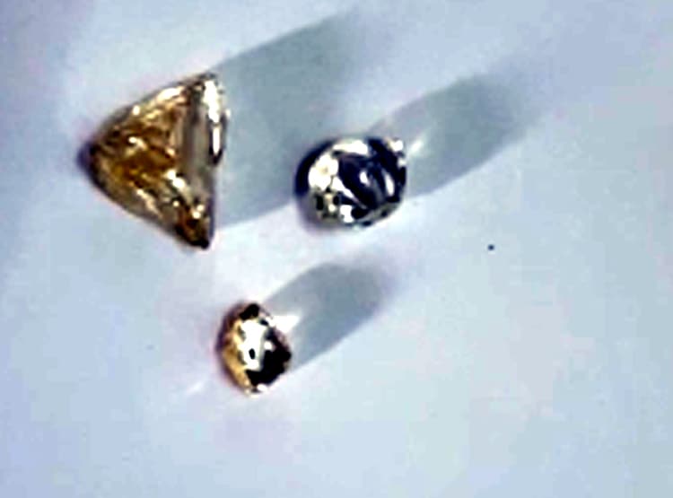 मजदूर की चमकी किस्मत, पानी से साफ की मिट्टी तो मिले लाखों के हीरे