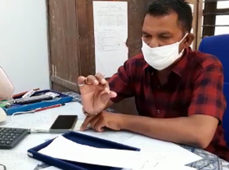 मजदूर की चमकी किस्मत, पानी से साफ की मिट्टी तो मिले लाखों के हीरे