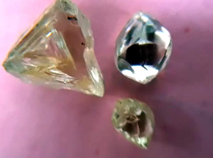 मजदूर की चमकी किस्मत, पानी से साफ की मिट्टी तो मिले लाखों के हीरे