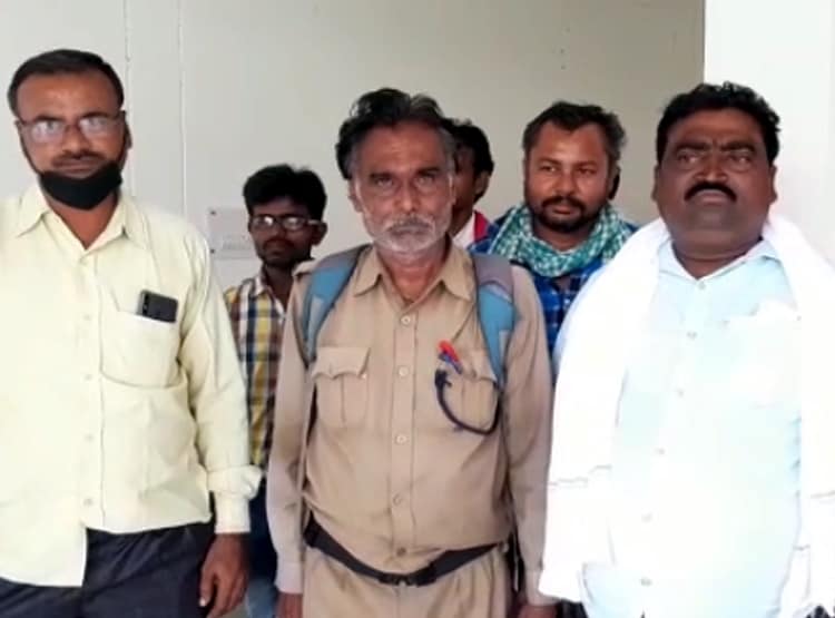 मजदूर की चमकी किस्मत, पानी से साफ की मिट्टी तो मिले लाखों के हीरे