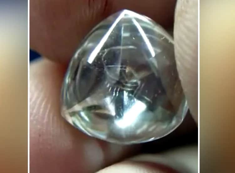 मजदूर की चमकी किस्मत, पानी से साफ की मिट्टी तो मिले लाखों के हीरे