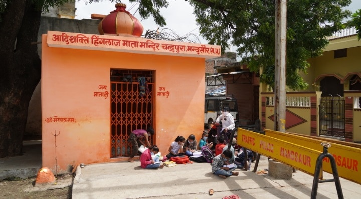 गरीब बच्चों को घर जाकर दे रहे शिक्षा