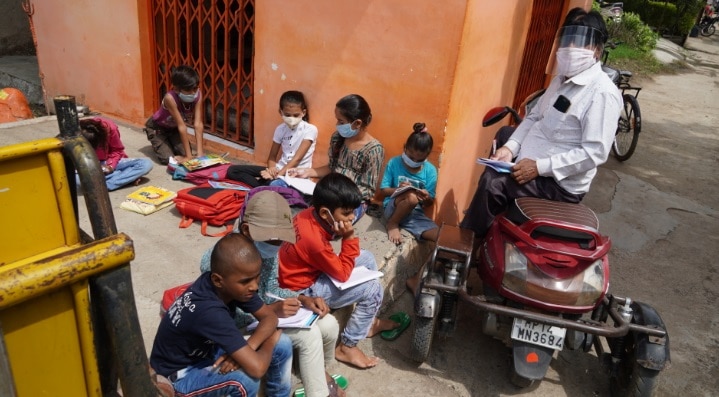 गरीब बच्चे ऑनलाइन पढ़ने के लिए सक्षम नहीं.