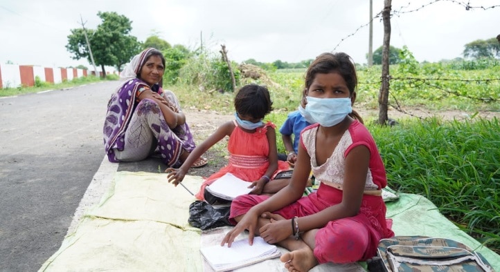 ईमानदारी से बच्चों को दे रहे शिक्षा.