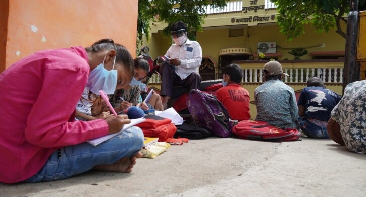 अलग अलग क्षेत्रों में बच्चो को पढ़ाने जाते हैं दिव्यांग शिक्षक रामेश्वर नागरिया.