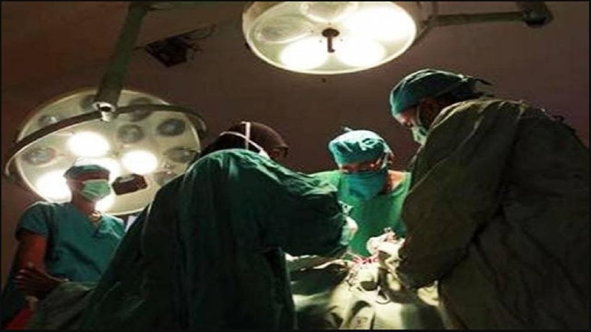 डॉक्टरों ने शरीर से निकाला 50 किलो का ट्यूमर