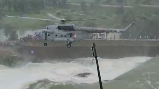 नदी की लहरों के बीच फंसे युवक का हेलिकॉप्टर से रेस्क्यू, Photos