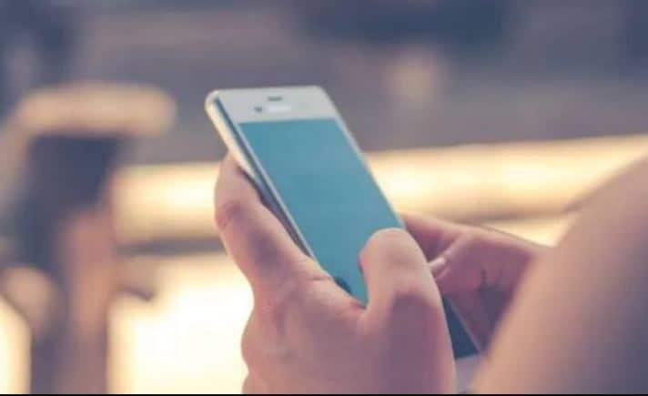 स्कूल फीस जमा करने के लिए लड़की ने चुरा लिया मोबाइल और फिर...