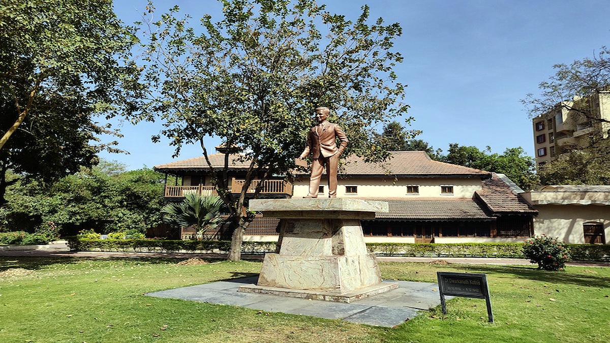 Dr. Dwarkanth Kotnis Chinese treat him like God