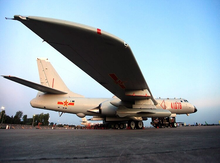 चीन ने लद्दाख से कुछ दूर तैनात किए परमाणु बमवर्षक, तेज फाइटर जेट