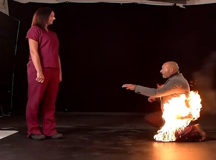 अजब प्रेम की गजब कहानी, खुद को आग लगाकर गर्लफ्रेंड को किया प्रपोज