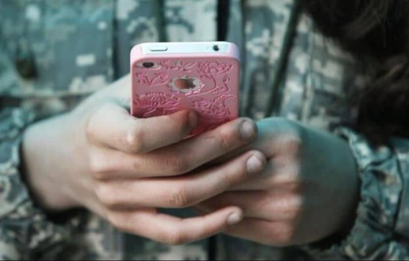 स्कूल फीस जमा करने के लिए लड़की ने चुरा लिया मोबाइल और फिर...