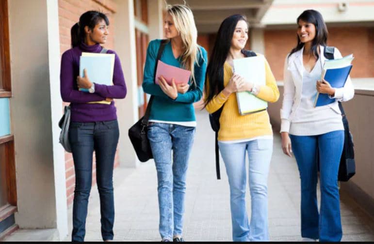 स्कूल फीस जमा करने के लिए लड़की ने चुरा लिया मोबाइल और फिर...