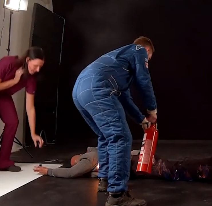 अजब प्रेम की गजब कहानी, खुद को आग लगाकर गर्लफ्रेंड को किया प्रपोज