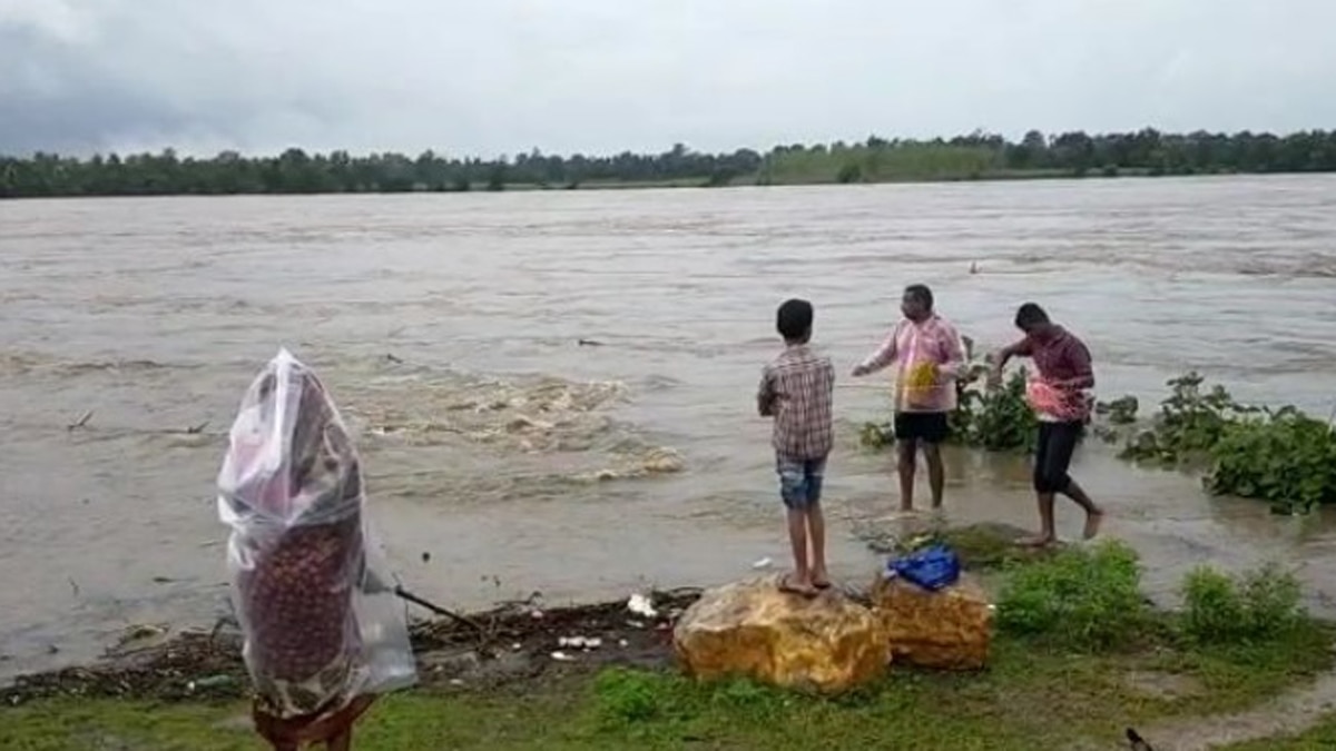 बेरोजगारी में खतरे में डाल रहे लोग अपनी जान.