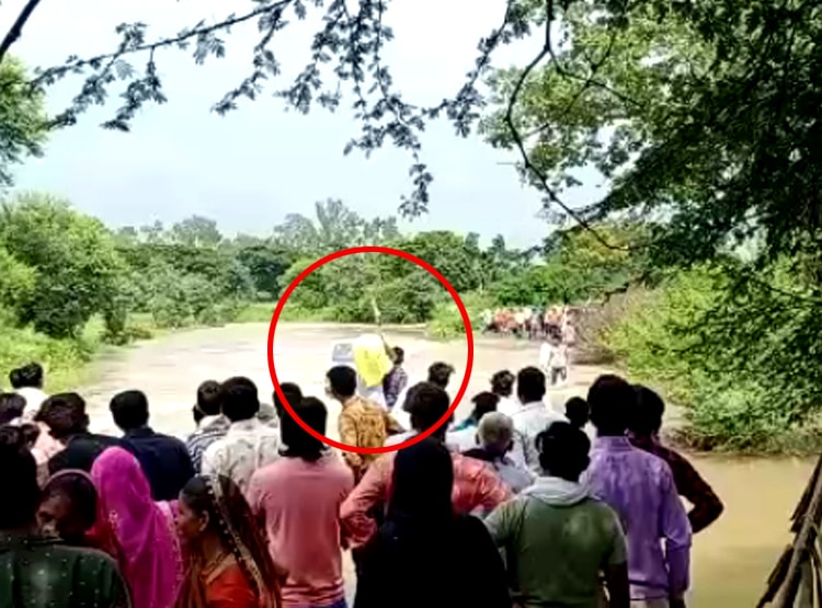 देखते ही देखते नाले में बह गई वैन, अंदर बैठे थे 4 लोग