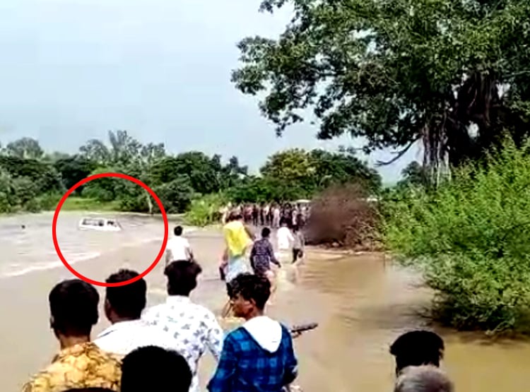 देखते ही देखते नाले में बह गई वैन, अंदर बैठे थे 4 लोग
