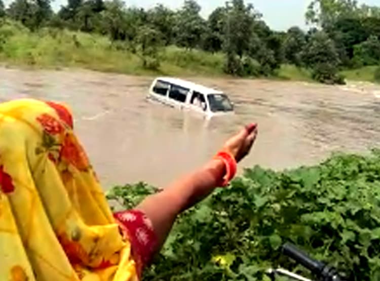 देखते ही देखते नाले में बह गई वैन, अंदर बैठे थे 4 लोग