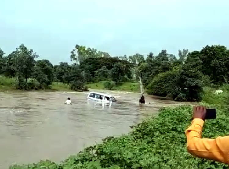 देखते ही देखते नाले में बह गई वैन, अंदर बैठे थे 4 लोग