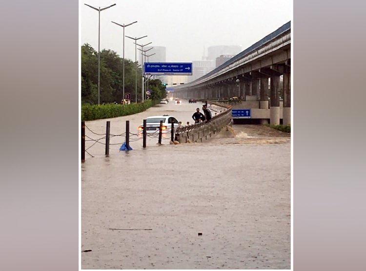 कैसे 3 घंटे की बारिश में डूबे दिल्ली-गुरुग्राम, सड़क पर चली बोट