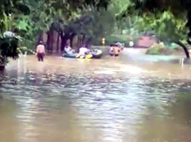कैसे 3 घंटे की बारिश में डूबे दिल्ली-गुरुग्राम, सड़क पर चली बोट