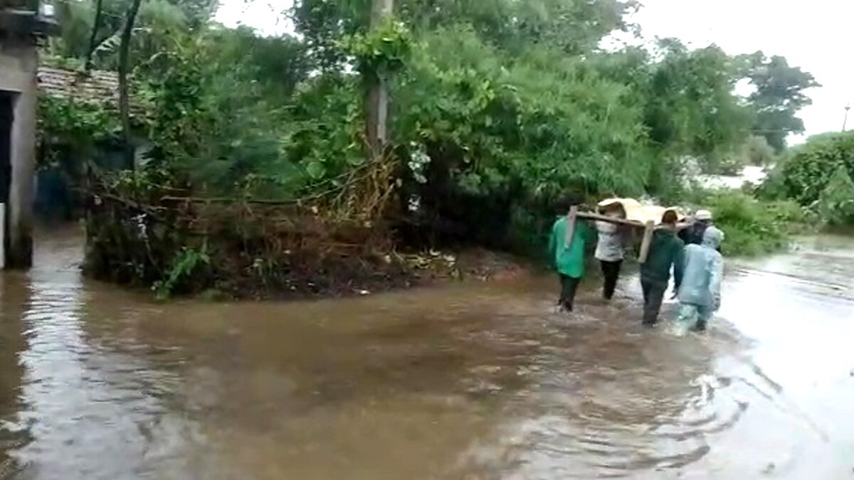 भारी बारिश से परेशान लोग.