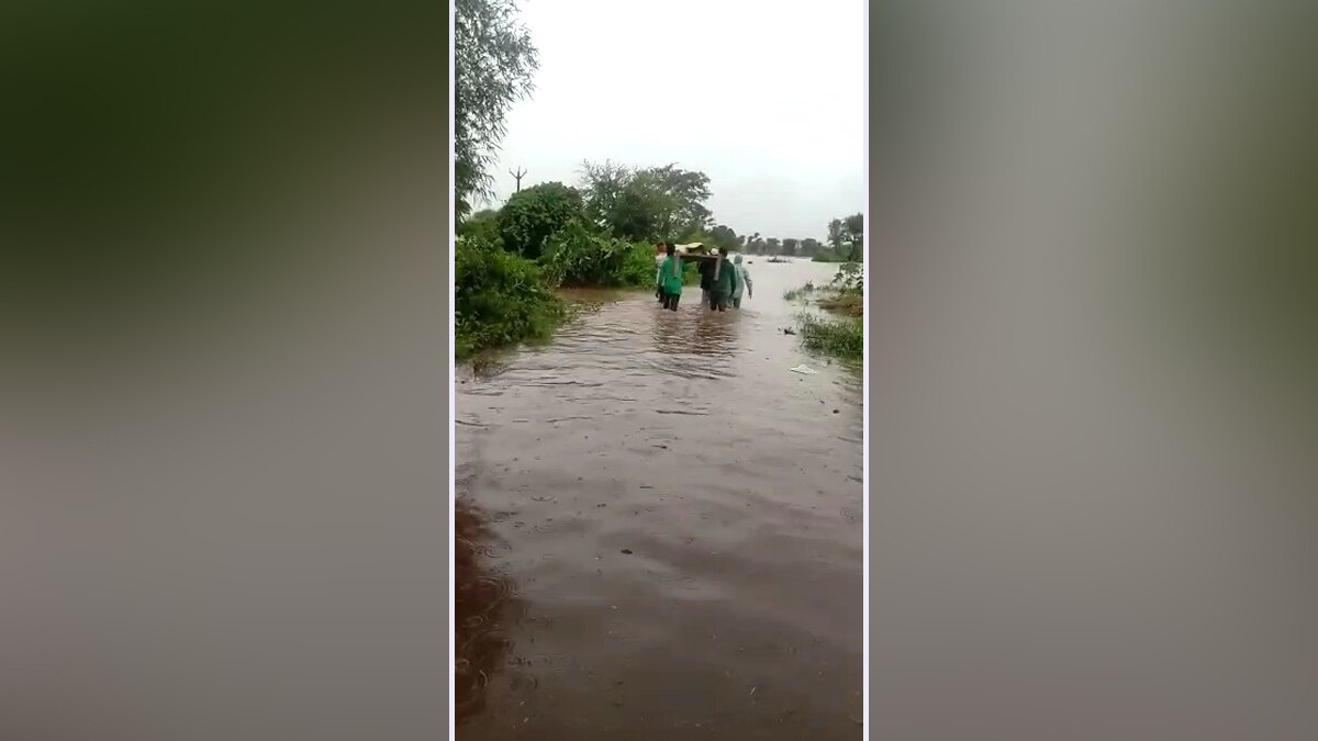 भारी बारिश से परेशान लोग.