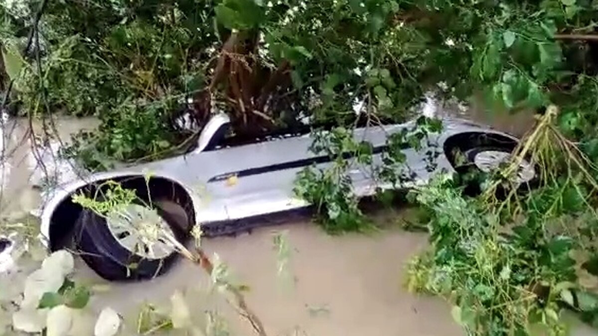 बारिश में बही कार.