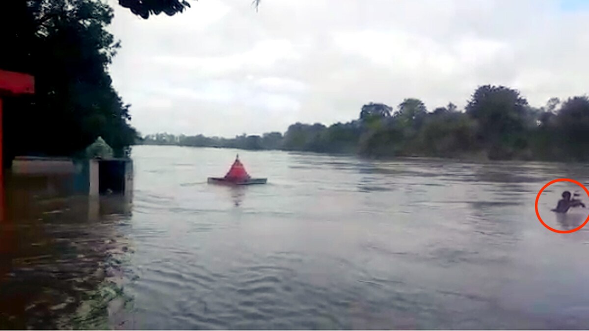 बाढ़ में फंसा युवक.