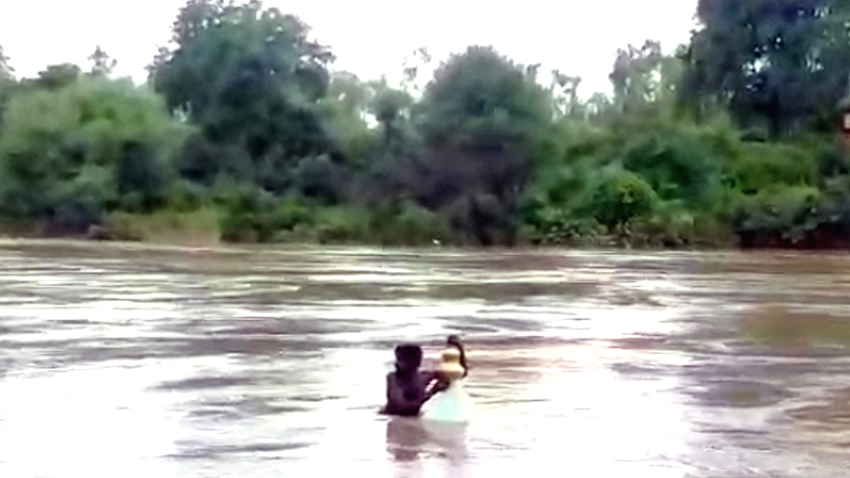 बाढ़ में फंसा युवक.