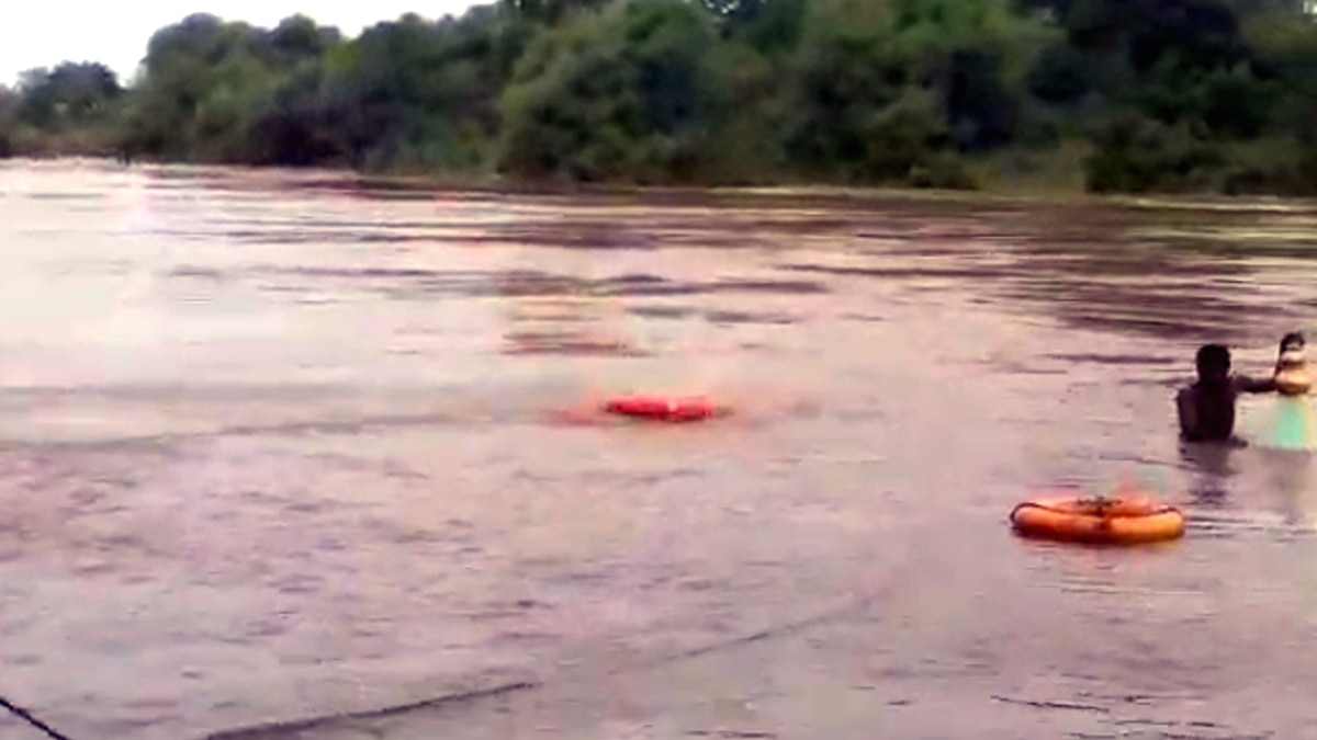 बाढ़ में फंसा युवक.