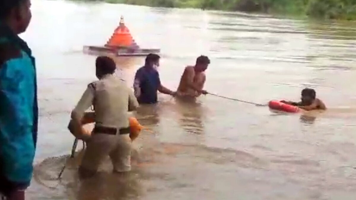 बाढ़ में फंसा युवक.