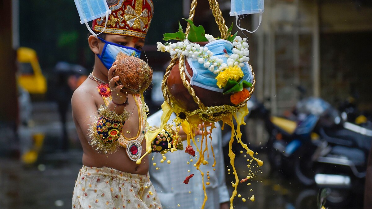 जन्माष्टमी पर बाल कृष्ण ने पहना मास्क
