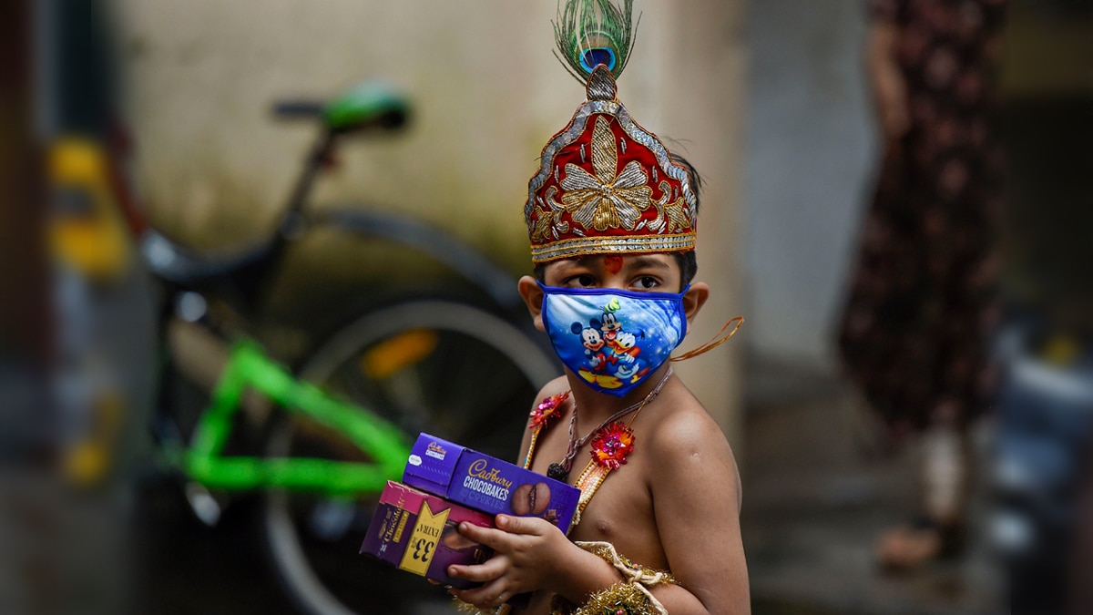 जन्माष्टमी पर मास्क में दिखे बाल कृष्ण