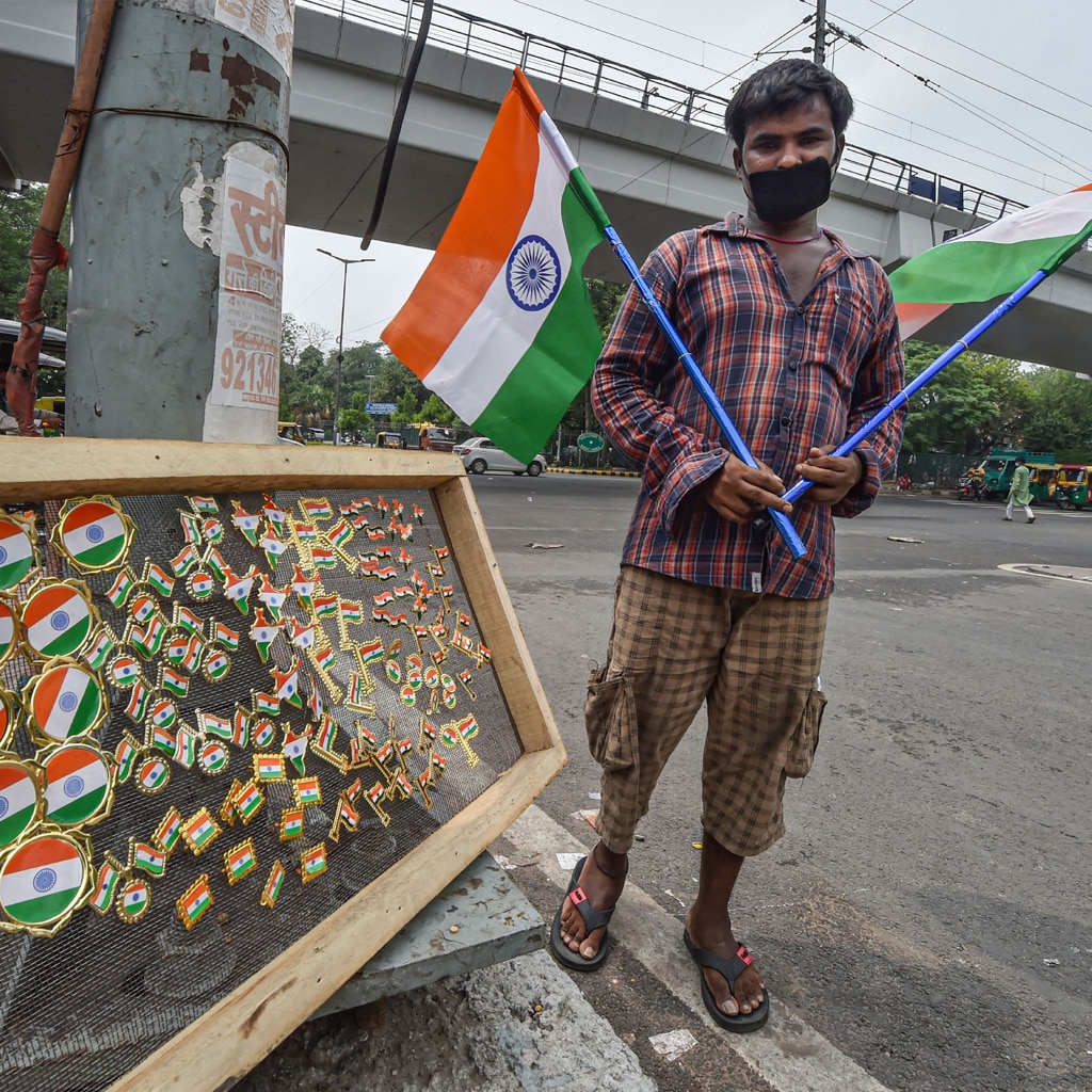 दिल्ली में सड़क पर झंडा बेचता युवक