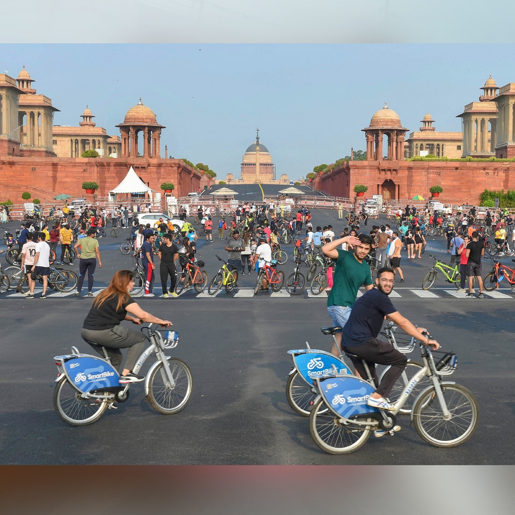 राष्ट्रपति भवन के सामने जुटे लोग